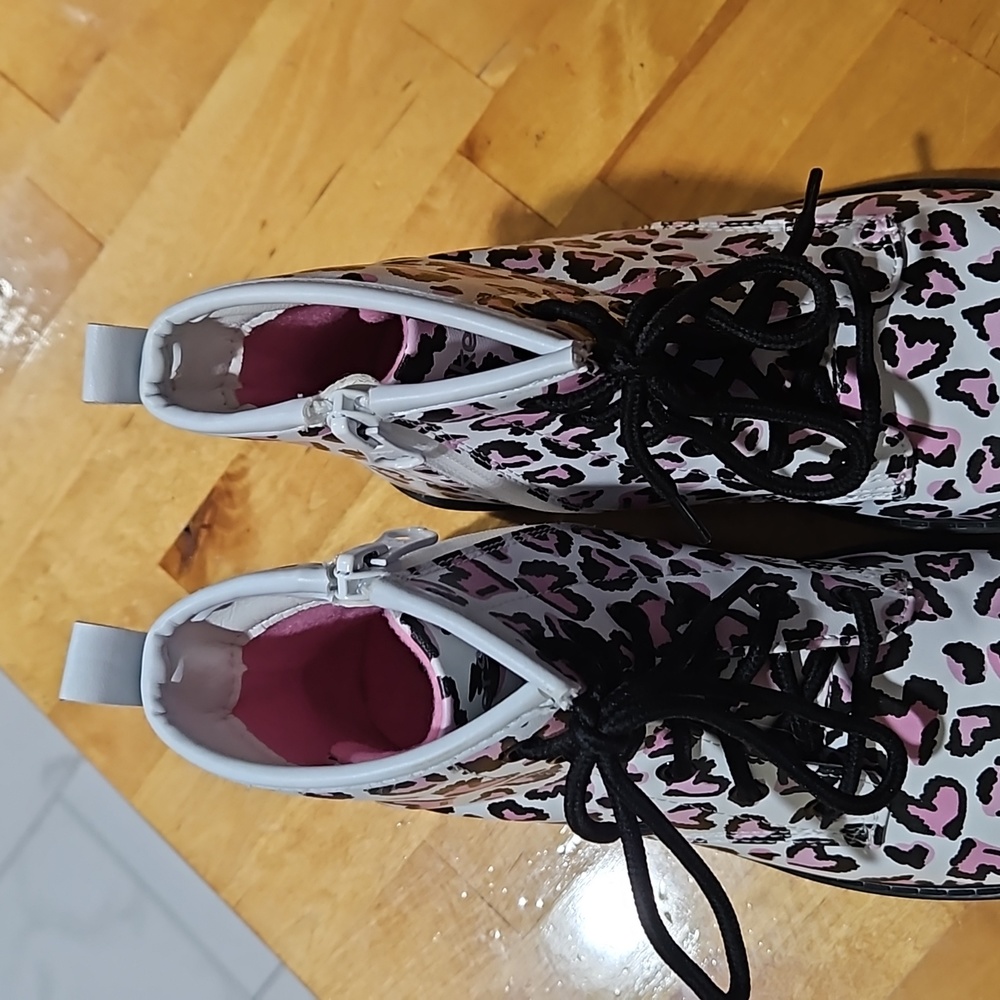 Sketchers heart boots.